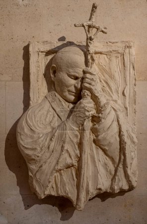 Paris, Frankreich - 04.12.2024: Basilika Saint Clotilde. Blick auf eine Gips-Skulptur Papst Johannes Paul II. geschnitzt von Jean Marc Depas