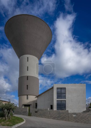 Lecques, Francia - 04 15 2024: Vista de una antigua torre de agua convertida en una casa residencial en el sur de Francia