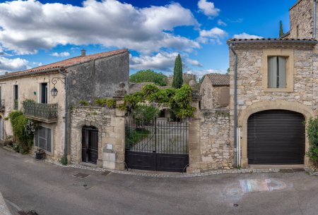 Lecques, Frankreich - 04 15 2024: Blick auf ein typisches Haus in einem Dorf in der Provence