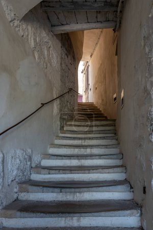 Vista panorámica de una típica escalera de piedra occitano blanca de la aldea en la colina
