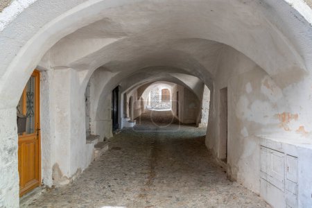 Vista panorámica de un típico pasaje de piedra occitano blanco de la aldea en la colina