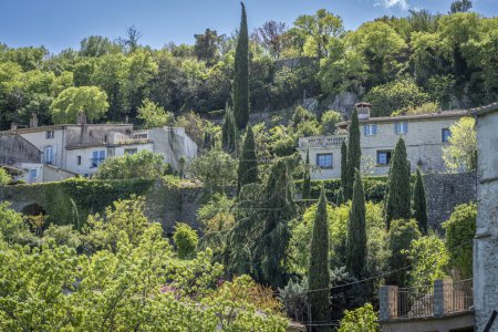 Vista panorámica de las casas típicas occitano de la aldea en la colina