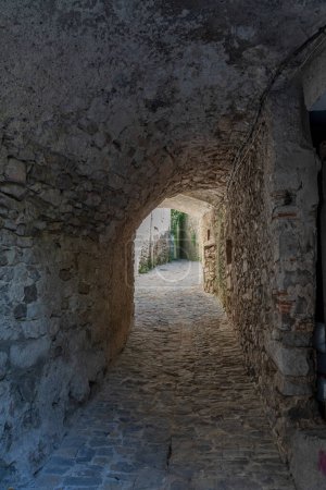 Panoramablick auf einen typisch weißen okzitanischen Steingang des Dorfes auf dem Hügel