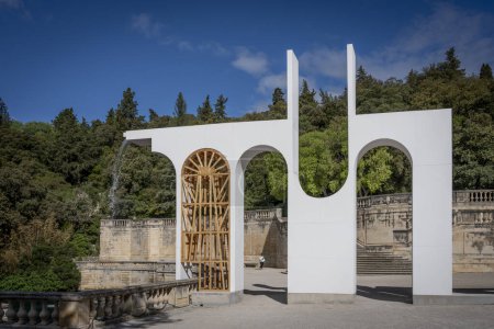Nîmes, France - 04 17 2024 : Les Jardins de la Fontaine. Vue du Sanctuaire de la Fontaine avec une installation monumentale en bois le traversant