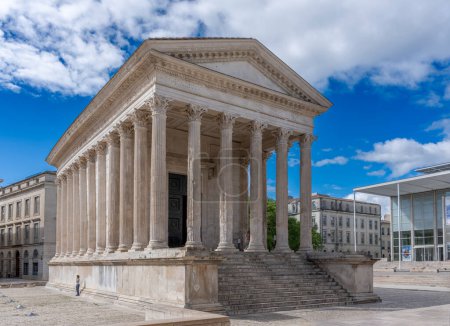 Foto de Nimes, Francia - 04 17 2024: Square House. Vista del monumento blanco - Imagen libre de derechos