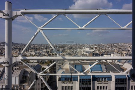 Paris, Frankreich - 05 09 2024: Das Centre Pompidou: Blick über Paris vom Dach des Centre Pompidou