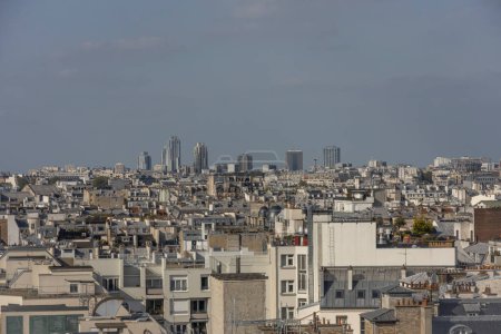 Foto de París, Francia - 05 09 2024: El Centro Pompidou: Vista panorámica de París desde la azotea del edificio del Centro Pompidou - Imagen libre de derechos
