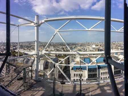 Foto de París, Francia - 05 09 2024: El Centro Pompidou: Vista panorámica de París desde la azotea del edificio del Centro Pompidou - Imagen libre de derechos