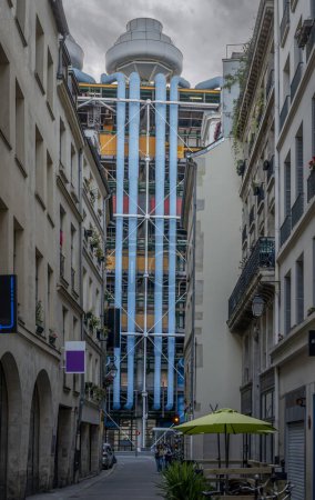 Paris, France - 05 09 2024 : Réarmement orgasmique. Détail d'un graffiti noir et blanc derrière une grille