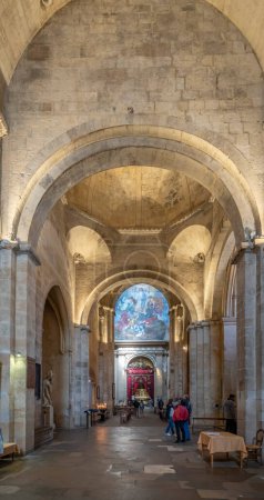Foto de Aix-En-Provence, Francia - 04 20 2023: Vista interior de la Parroquia de la Catedral de Saint Sauveur - Imagen libre de derechos