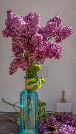 Aix-En-Provence, France - 04 20 2023 : Vue des branches de lilas en bouteille bleue, bouquet