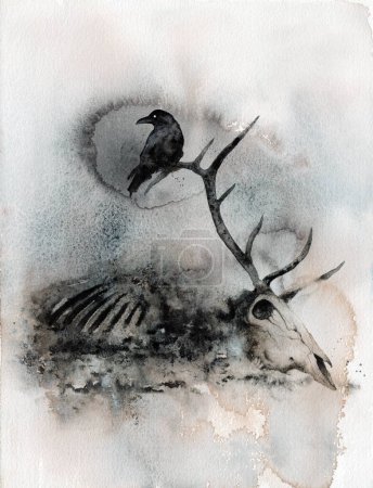 Foto de Una pintura monocromática presenta un cráneo de ciervo con un pájaro cuervo encaramado en él. Salvar el concepto de naturaleza salvaje - Imagen libre de derechos