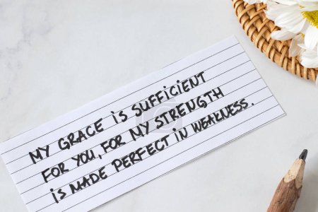 Meine Gnade genügt euch, denn Meine Stärke wird in der Schwäche vollkommen gemacht, handgeschriebenes christliches Zitat mit Blumen und Bleistift. Glaube, Vertrauen und Friede in Gott Jesus Christus (2. Korinther 12,9 Vers)).
