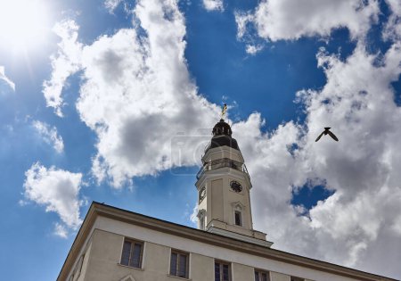 Foto de Town Hall Tower in the city of Drohobych, Ukraine. The flag of Ukraine on the tower. - Imagen libre de derechos