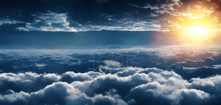 Téléchargez les photos : Nuages dans le ciel Troposphère Mésosphère Ionosphère Exosphère Niveaux de hauteur au-dessus des avions Ciel Atmosphère Stratosphère - en image libre de droit