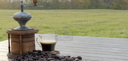 Heißer Espresso Frischer Kaffee auf dem Tisch Geröstete Kaffeebohnen auf hölzernem Hintergrund und Kaffeetasse mit heißen Kaffeebohnen 3D-Illustration