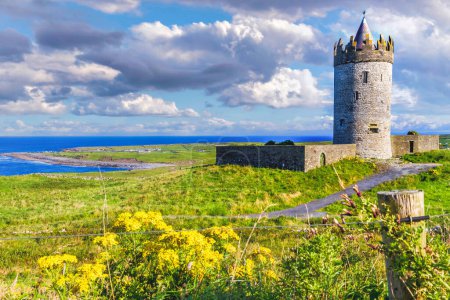 Castillo Doonagore al atardecer, Co. Clare, Irlanda. Foto de alta calidad