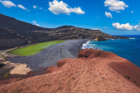 Téléchargez les photos : Vue panoramique du lac vert Charco de Los Clicos o Charco Verde, El Golfo, Lanzarote, Espagne. - en image libre de droit