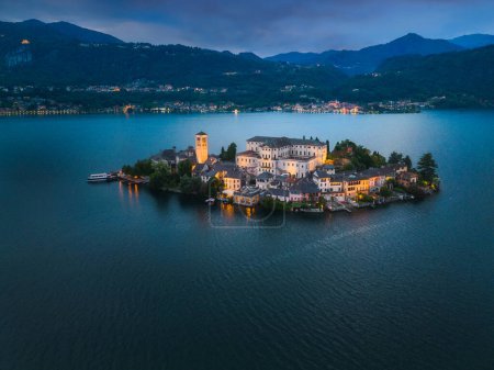 Téléchargez les photos : Vue aérienne de l'île de San Giulio, lac Orta, Italie. Photo de haute qualité - en image libre de droit