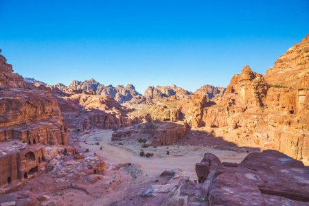 Foto de Vista panorámica desde el camino al Alto Sacrificio sobre Petra, Jordania. - Imagen libre de derechos