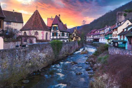 Foto de Casas tradicionales francesas de entramado de madera y el río La Weiss en el pueblo de Kayserberg en Alsacia, Francia
. - Imagen libre de derechos