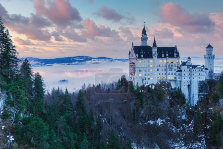 Téléchargez les photos : Château de Neuschwanstein au lever du soleil avec brouillard en arrière-plan dans le paysage hivernal. Fussen, Allemagne - en image libre de droit