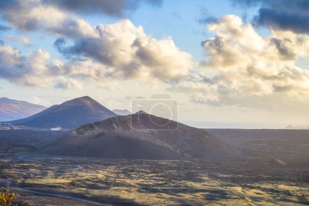Téléchargez les photos : Volcan del cuervo et lave à Lanzarote, Îles Canaries, Espagne. - en image libre de droit