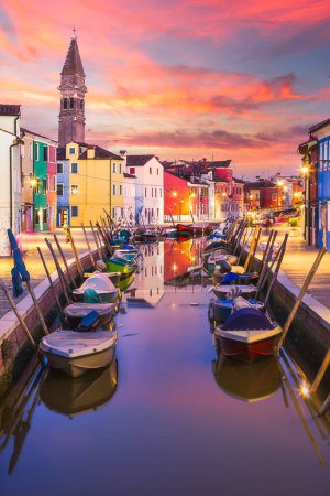Téléchargez les photos : Burano île canal pendant le coucher du soleil, maisons colorées et bateaux, Venise Italie Europe. - en image libre de droit