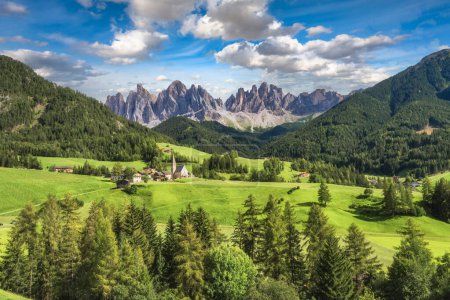 Téléchargez les photos : Magnifique paysage de Santa Maddalena Village dans la région des Dolomites, Funes, Italie. - en image libre de droit