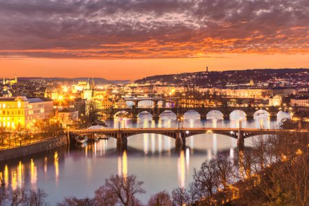 Téléchargez les photos : Panorama des ponts avec le pont Charles et la rivière Vltava au coucher du soleil, Prague, République tchèque . - en image libre de droit