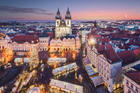 Téléchargez les photos : Vue du sommet de la Place de la Vieille Ville de Prague et de l'église de la Mère de Dieu devant Tyn à Prague, République tchèque. . - en image libre de droit