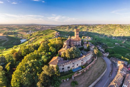Téléchargez les photos : Vue aérienne du château de Cigognola avec son vignoble en arrière-plan, Oltrepo Pavese, Pavie, Lombardie, Italie. - en image libre de droit