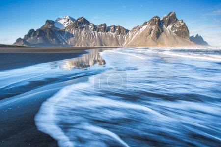 Téléchargez les photos : Paysage hivernal avec montagne enneigée et mer gelée à perte de vue, Stokksness, Islande. - en image libre de droit