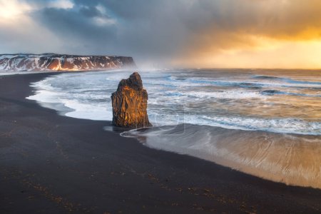 Téléchargez les photos : Vue de Reynisfjara, une célèbre plage de sable noir sur la côte sud de l'Islande. - en image libre de droit