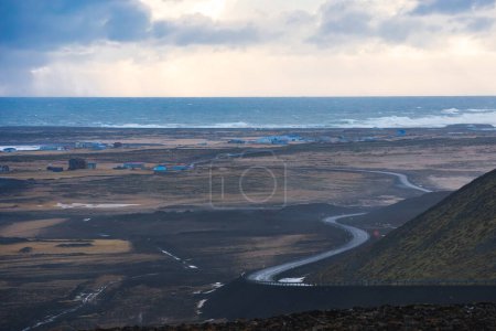 Téléchargez les photos : Point de vue élevé des routes à travers les champs de lave à Grindavik, Islande sur la péninsule de Reykjanes - en image libre de droit