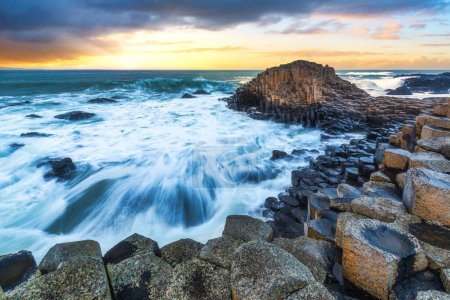 Téléchargez les photos : La nature hexagonale pierres à la plage appelé Giants Causeway, le point de repère en Irlande du Nord. Photo de haute qualité - en image libre de droit