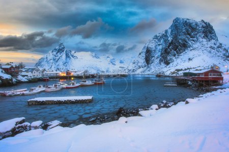 Téléchargez les photos : Paysage hivernal du port pittoresque avec bateau de pêche et rorbus norvégien traditionnel dans les îles Lofoten, Norvège. - en image libre de droit