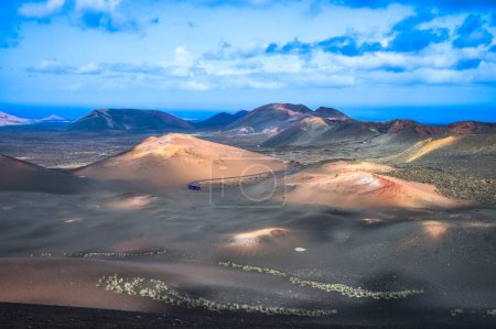 Téléchargez les photos : Vue sur les volcans colorés du parc national de Timanfaya, Lanzarote, îles Canaries, Espagne. - en image libre de droit
