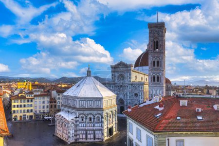 Téléchargez les photos : Vue panoramique sur le dôme de l'église Santa Maria del Fiore et la vieille ville de Florence
. - en image libre de droit