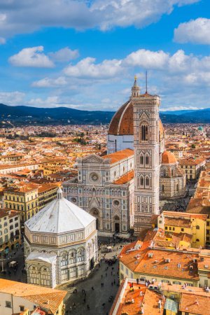 Téléchargez les photos : Vue aérienne verticale sur le dôme de l'église Santa Maria del Fiore et la vieille ville de Florence. - en image libre de droit