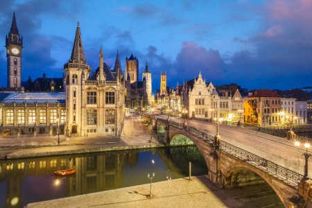 Téléchargez les photos : Point culminant de la ville médiévale de Gand en Flandre avec l'église Saint-Nicolas et la mairie de Gent, Belgique. - en image libre de droit