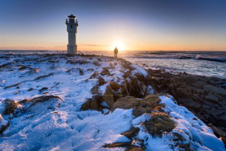 Téléchargez les photos : Phare blanc aux Akranes pendant le beau coucher de soleil, Islande. Photo de haute qualité - en image libre de droit