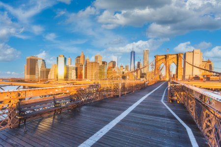 Téléchargez les photos : Vue panoramique du bas Manhattan depuis le pont vide de Brooklyn au premier plan au lever du soleil, NYC. - en image libre de droit