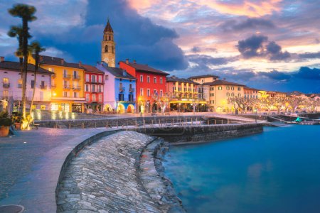 Téléchargez les photos : Promenade d'Ascona sur le lac Majeur ou le lac Majeur en soirée, Ascona, canton du Tessin, Suisse - en image libre de droit