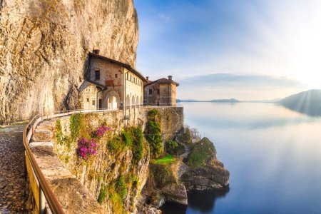 Téléchargez les photos : Ermitage de Santa Caterina del Sasso, Lac Majeur, Varèse, Lombardie, Italie - en image libre de droit