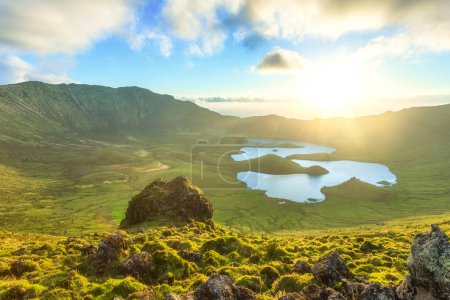 Téléchargez les photos : Vue panoramique de la caldeira, lagoa do caldeirao, île de Corvo au coucher du soleil, Açores, Portugal. - en image libre de droit