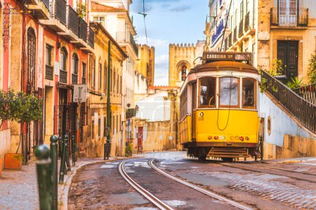Téléchargez les photos : Vieille ville de Lisbonne et tram jaune célèbre 28 avec cathédrale Santa Maria sur le fond. Lisbonne, Portugal. - en image libre de droit