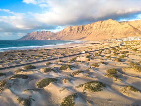 Téléchargez les photos : Vue aérienne des dunes de sable sur la plage Famara. Lanzarote. Îles Canaries. Espagne. - en image libre de droit