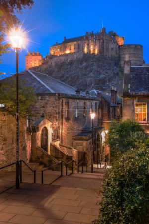 Vennel Steps mit Blick auf das Edinburgh Castle am Abend, Edinburgh, Schottland. 
