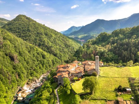  Vue aérienne de Cornello dei Tasso, ancien village de la vallée de Brembana, province de Bergame, Lombardie, 